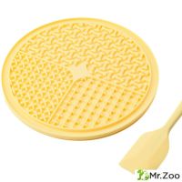 Лизательный коврик Mr.Kranch для медленного поедания силиконовый диаметр 20 см желтый с лопаткой